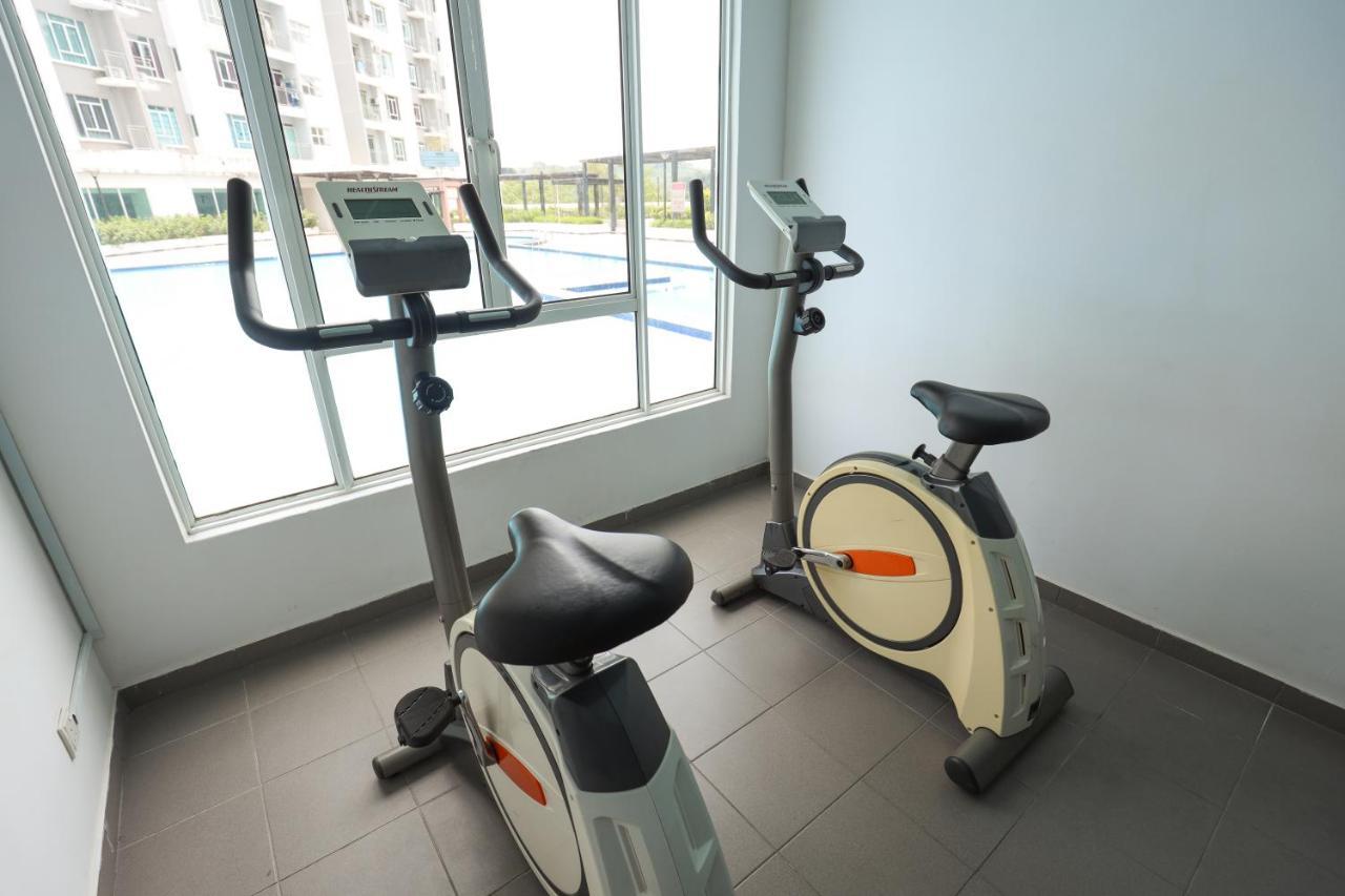 Cozy 3-Bedroom Condo With Pool - Seri Kembangan Exterior photo
