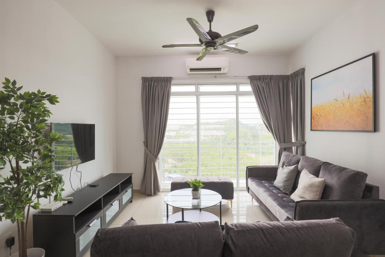 Cozy 3-Bedroom Condo With Pool - Seri Kembangan Exterior photo