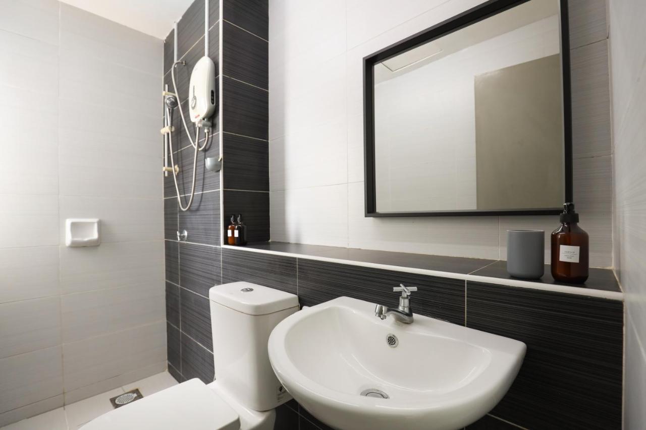 Cozy 3-Bedroom Condo With Pool - Seri Kembangan Exterior photo