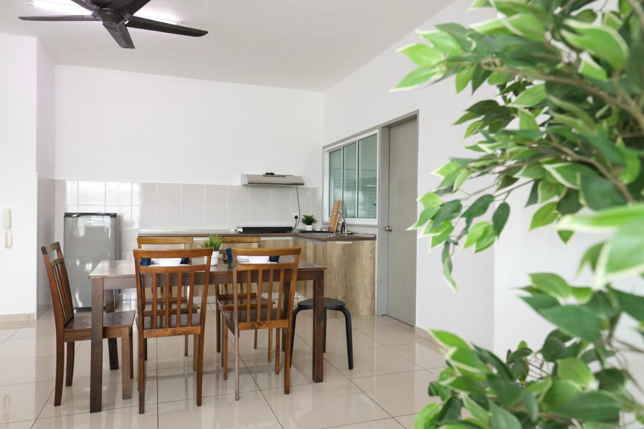 Cozy 3-Bedroom Condo With Pool - Seri Kembangan Exterior photo