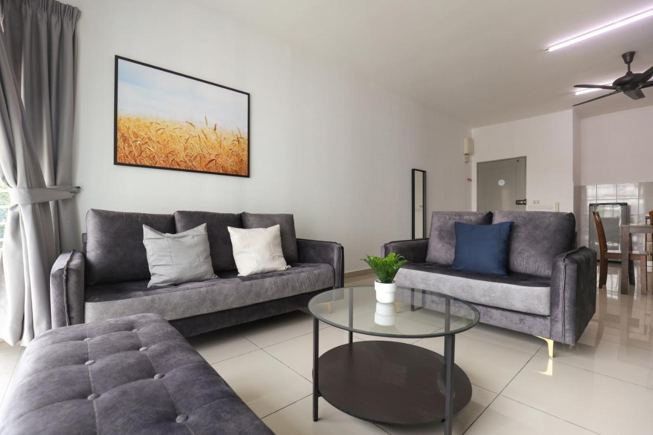 Cozy 3-Bedroom Condo With Pool - Seri Kembangan Exterior photo
