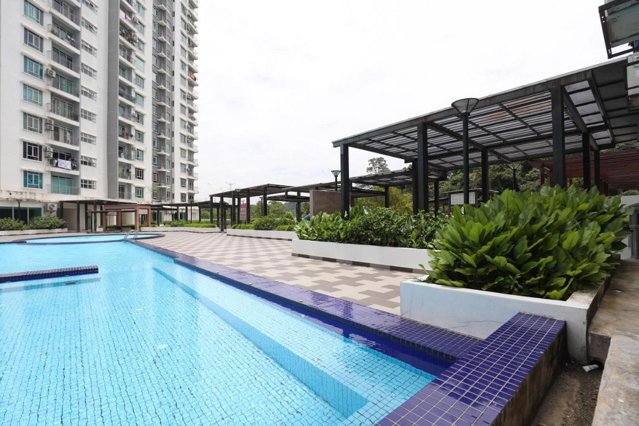 Cozy 3-Bedroom Condo With Pool - Seri Kembangan Exterior photo