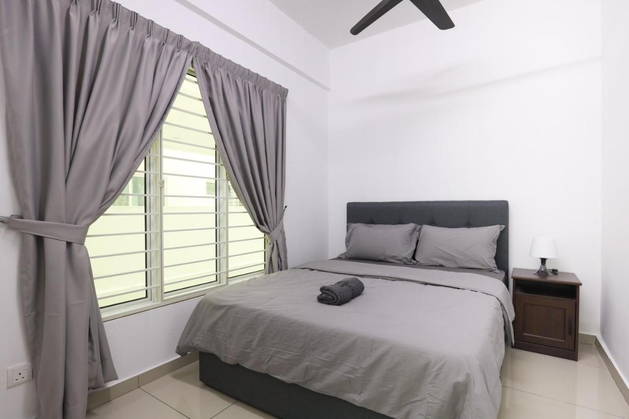 Cozy 3-Bedroom Condo With Pool - Seri Kembangan Exterior photo