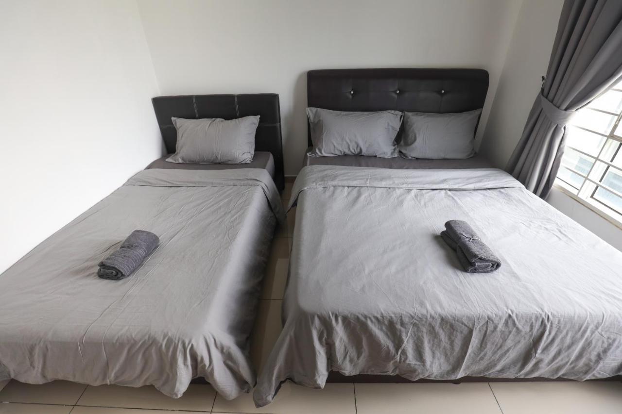 Cozy 3-Bedroom Condo With Pool - Seri Kembangan Exterior photo