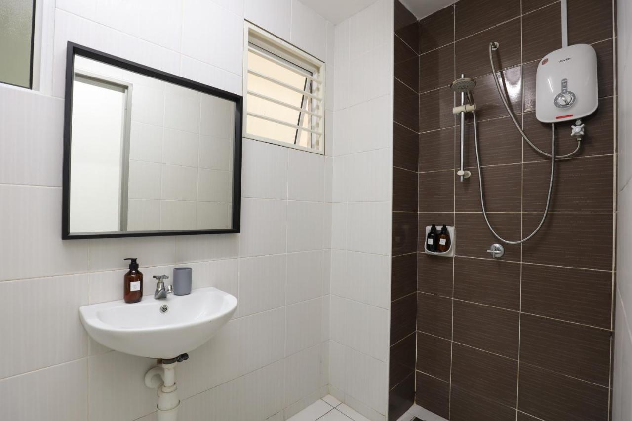 Cozy 3-Bedroom Condo With Pool - Seri Kembangan Exterior photo