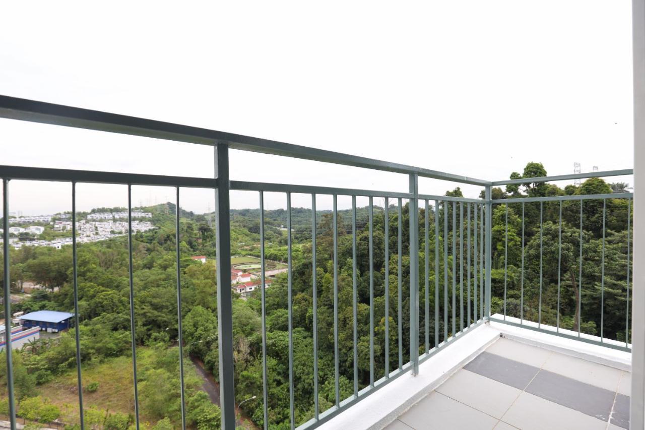 Cozy 3-Bedroom Condo With Pool - Seri Kembangan Exterior photo