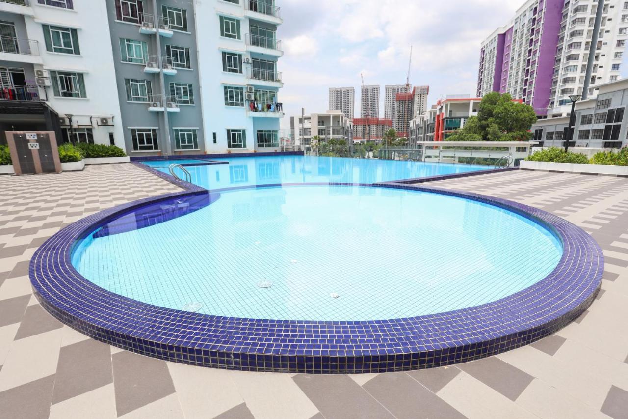 Cozy 3-Bedroom Condo With Pool - Seri Kembangan Exterior photo