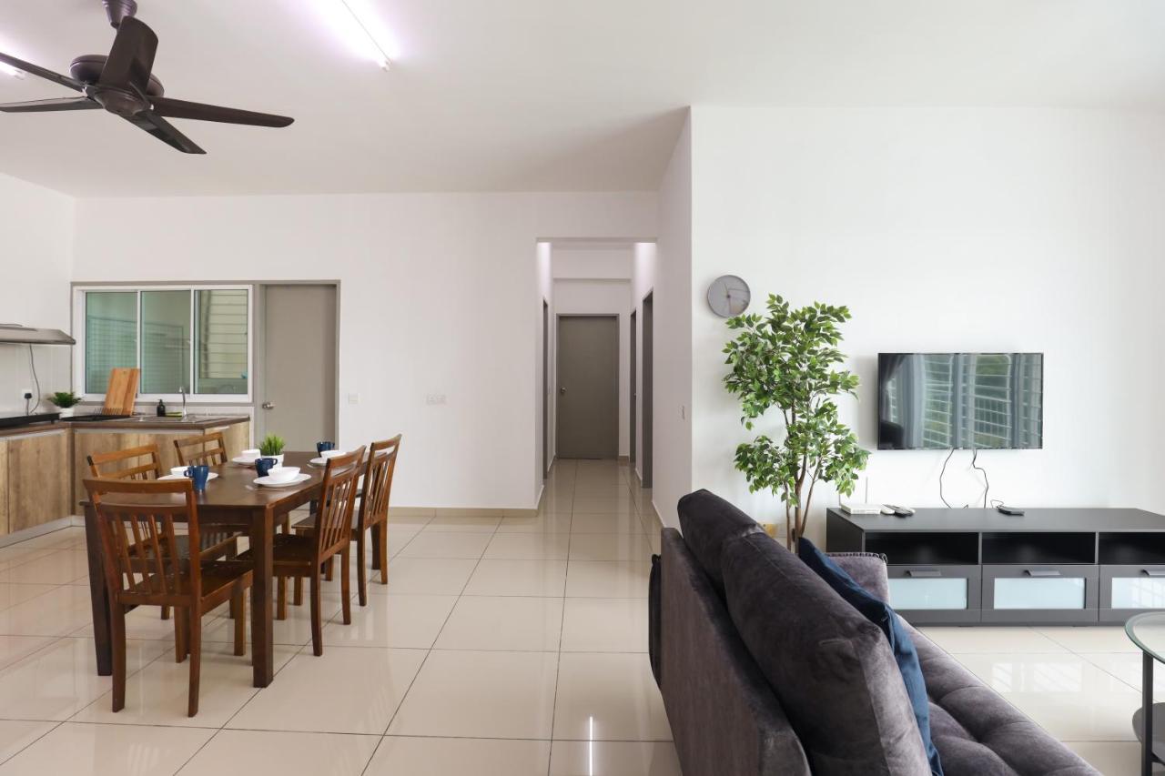 Cozy 3-Bedroom Condo With Pool - Seri Kembangan Exterior photo