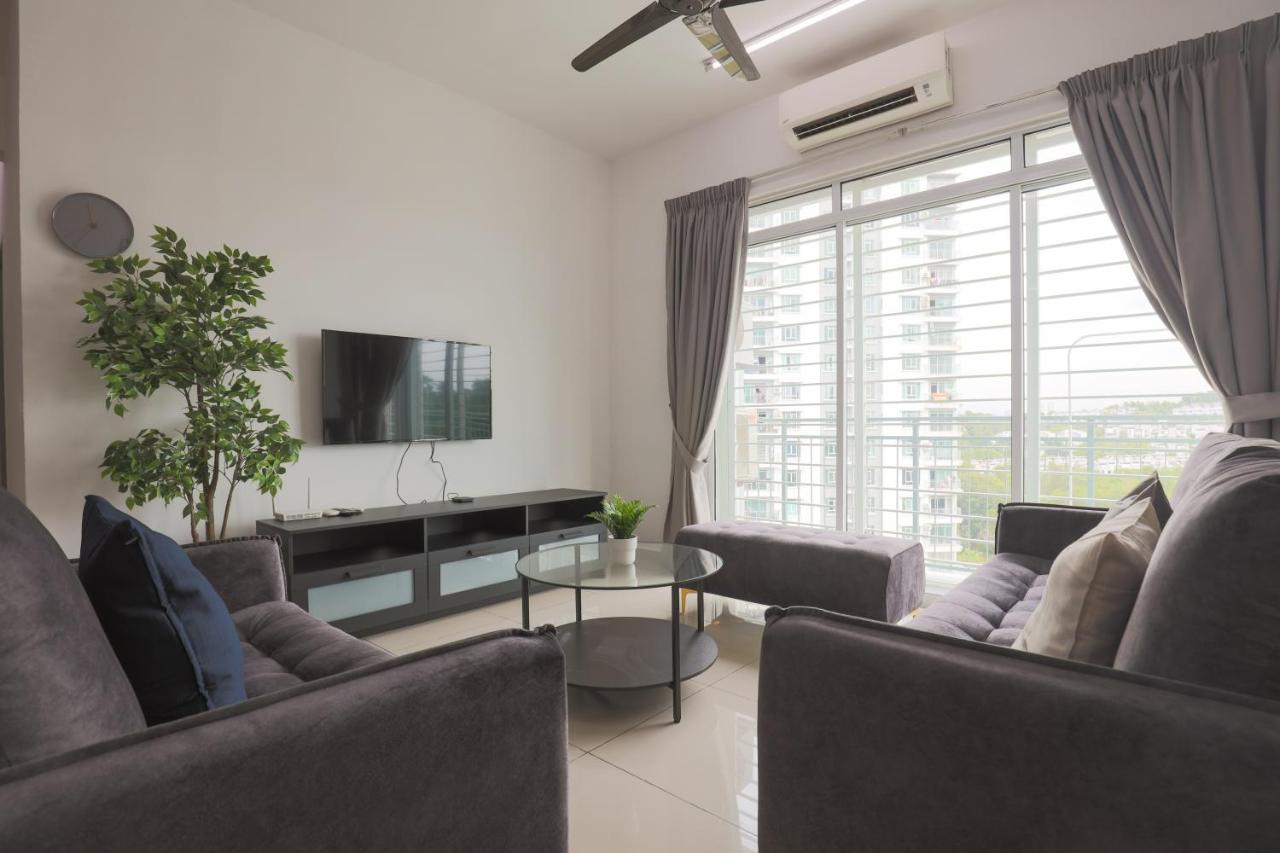 Cozy 3-Bedroom Condo With Pool - Seri Kembangan Exterior photo