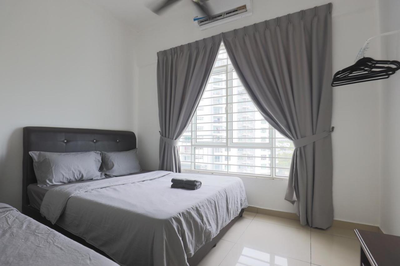 Cozy 3-Bedroom Condo With Pool - Seri Kembangan Exterior photo